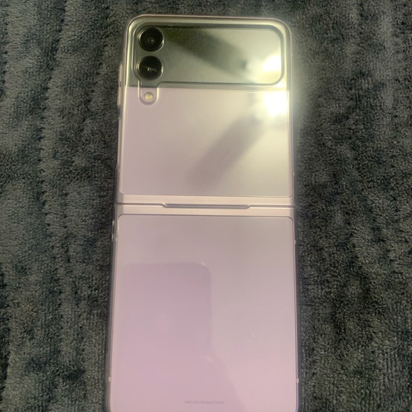 T-Mobile Samsung Z Flip 3 lavender. I purchased Oct 5, 202! only use for 2 days. - Picture 2 of 3